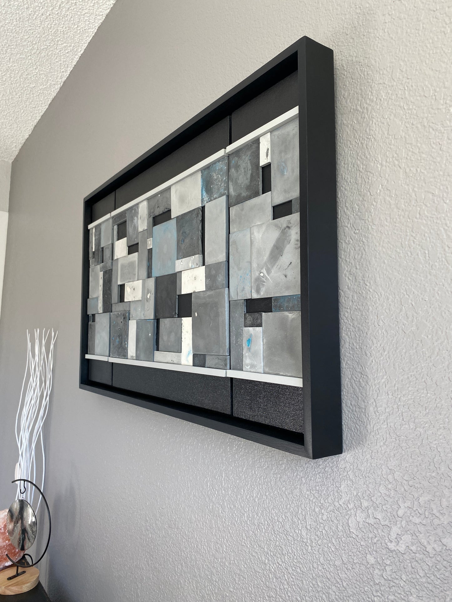 Geometric pattern on a grey wall